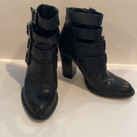 Gently worn Chinese laundry size 8 heeled boots. - Picture 2 of 8
